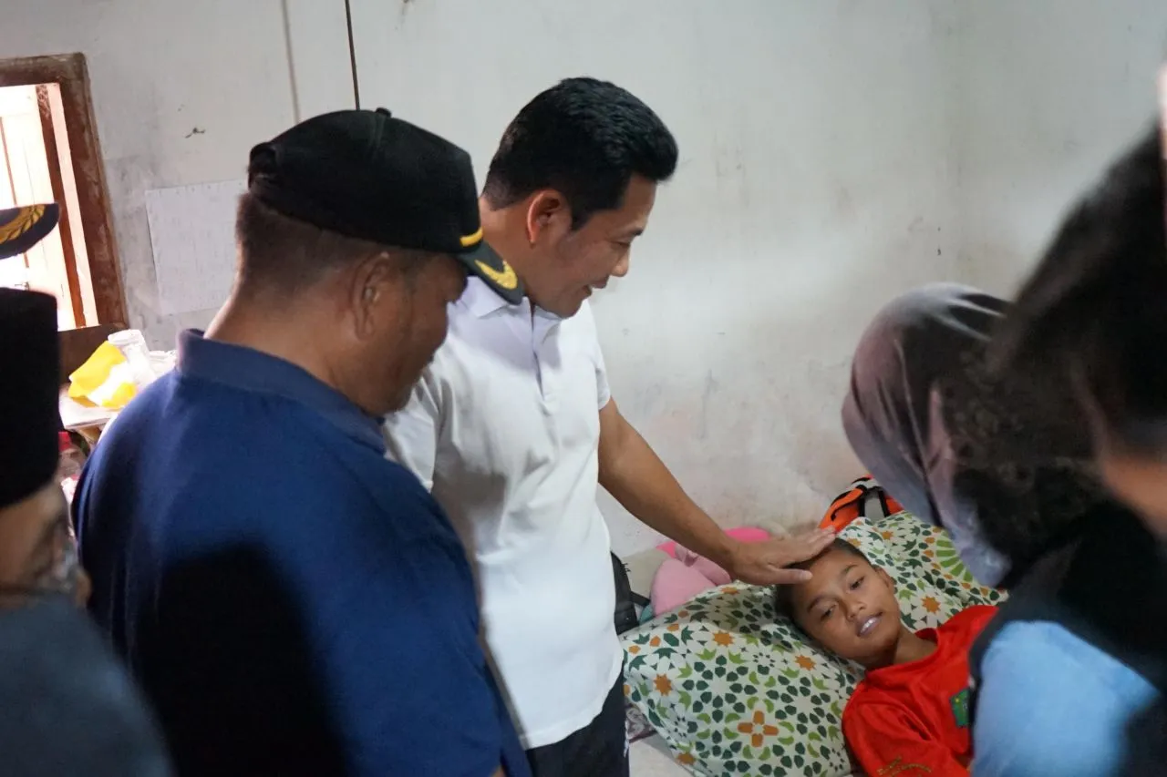 Kunjungi Atlet Sepakbola Putri Cidera, Bupati Sidoarjo Jamin Biaya Medis Pengobatan Sekaligus Renovasi Rumah Naila Putri