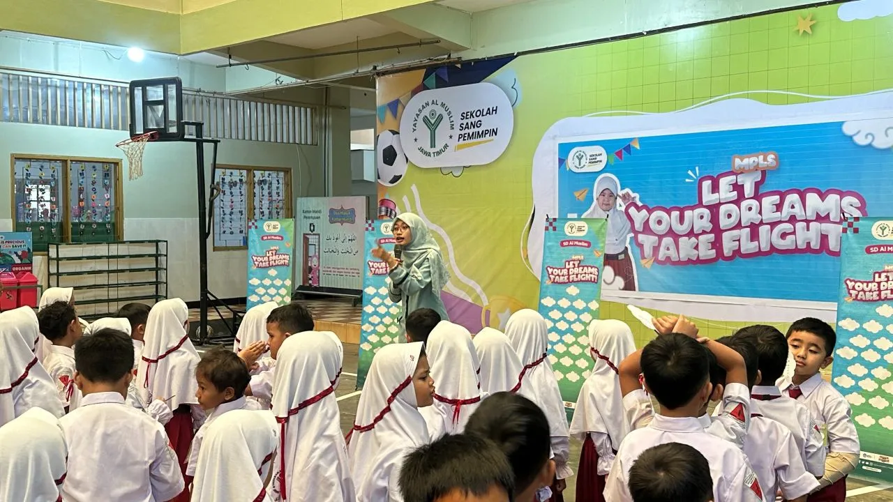 MPLS SD Al Muslim Ajak Siswa Terbangkan Pesawat Bertuliskan Cita-Cita, Awal yang Ramah Gapai Mimpi