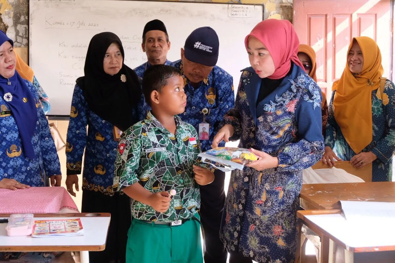Pastikan Sarana Prasarana Memadai, Bunda PAUD Kunjungi SDN Sawohan 2 dan SMP Satu Atap di Kampung Pesisir Sidoarjo