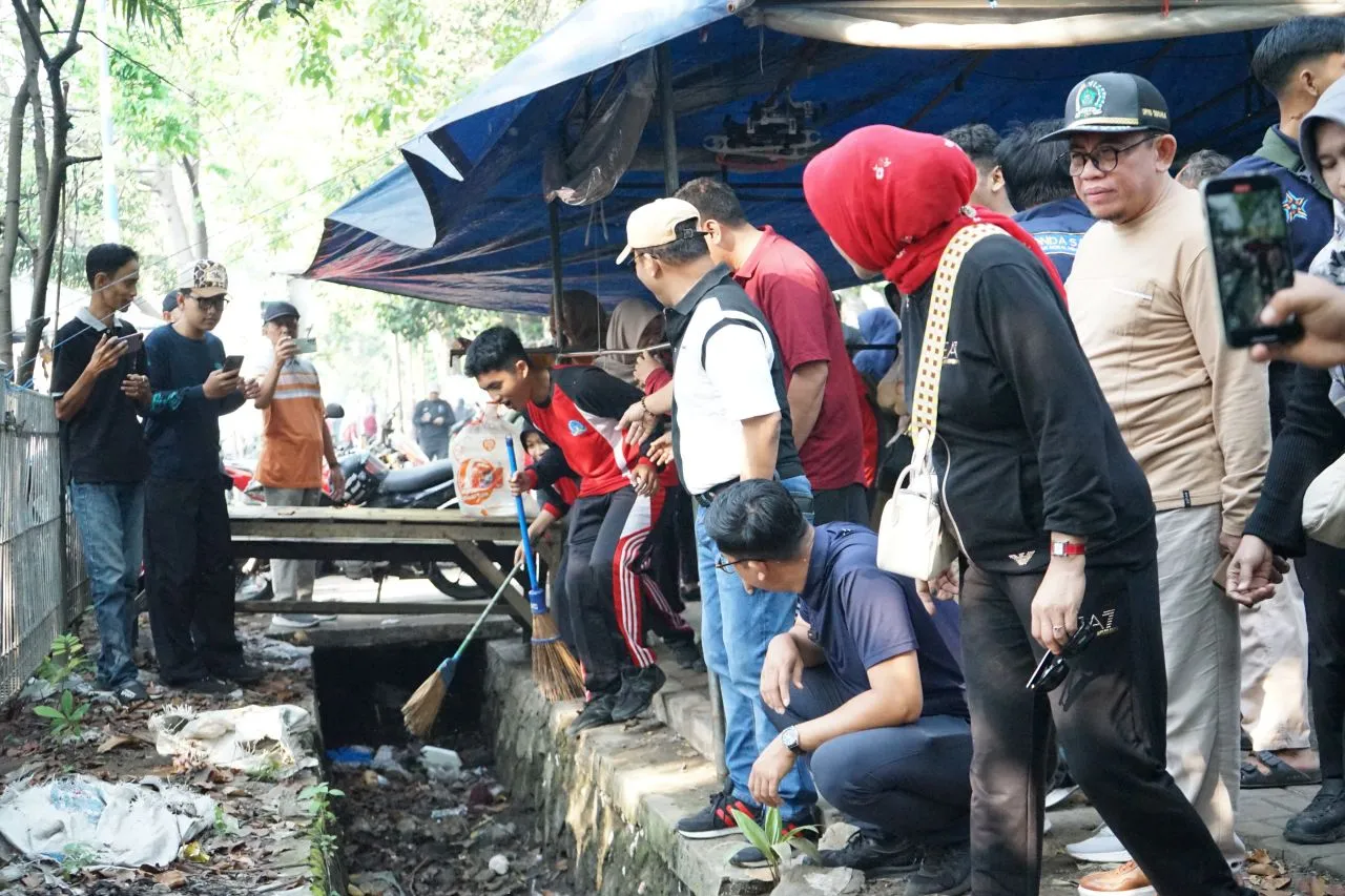 Wabup Sidoarjo Ajak Ribuan Siswa SMAN 2 Bersihkan Gorong-Gorong Sepanjang Taman Pinang Gading Fajar