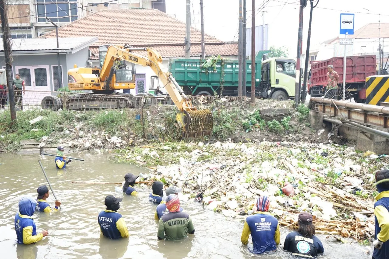Ajak DLHK Pasang Jaring Tiap Desa, Dinas PUBM dan SDA Sidoarjo Klaim Rutin Bersihkan Sungai Kanal Porong