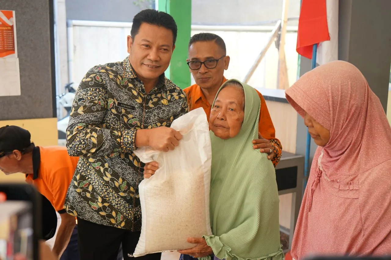 Pemkab Sidoarjo Terima Bantuan Pangan 80 Ton Beras, Bupati Subandi Minta Gunakan Sebaik - Baiknya