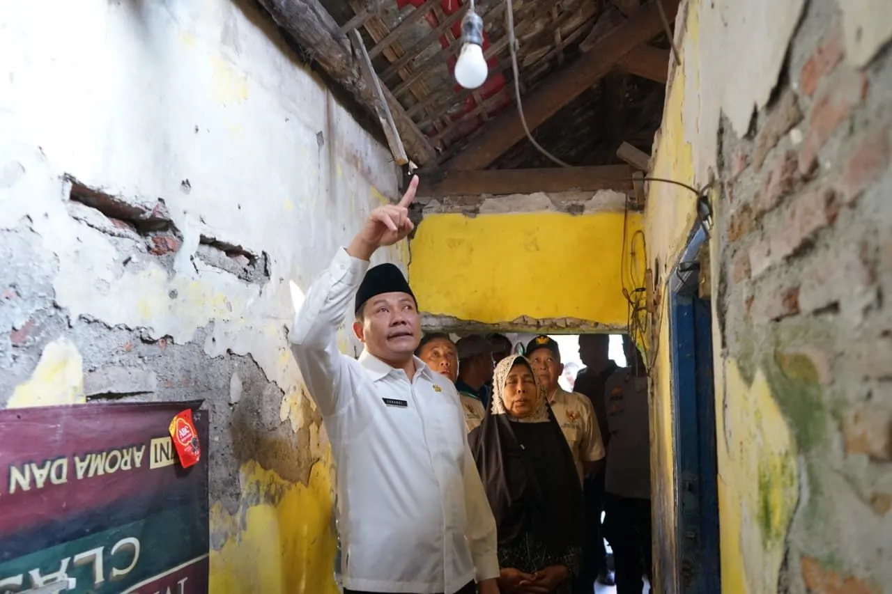 Segera Direnovasi, Bupati Sidoarjo Sidak Rumah Tidak Layak Huni Milik Warga Miskin di Bluru Kidul dan Magersari