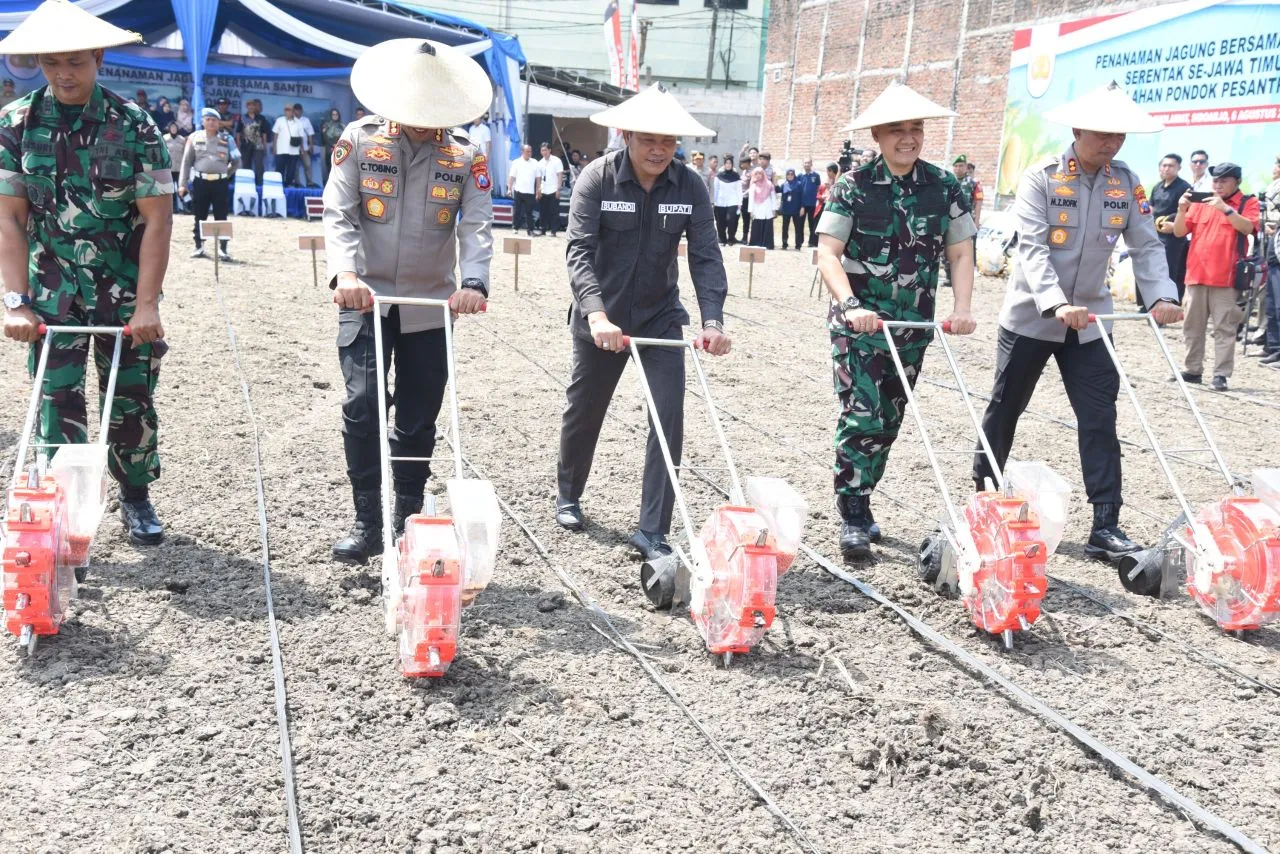 Dorong Swasembada Pangan Nasional 2025, Bupati, Kapolresta dan Dandim 0816 Sidoarjo Tanam Jagung Bersama Santri