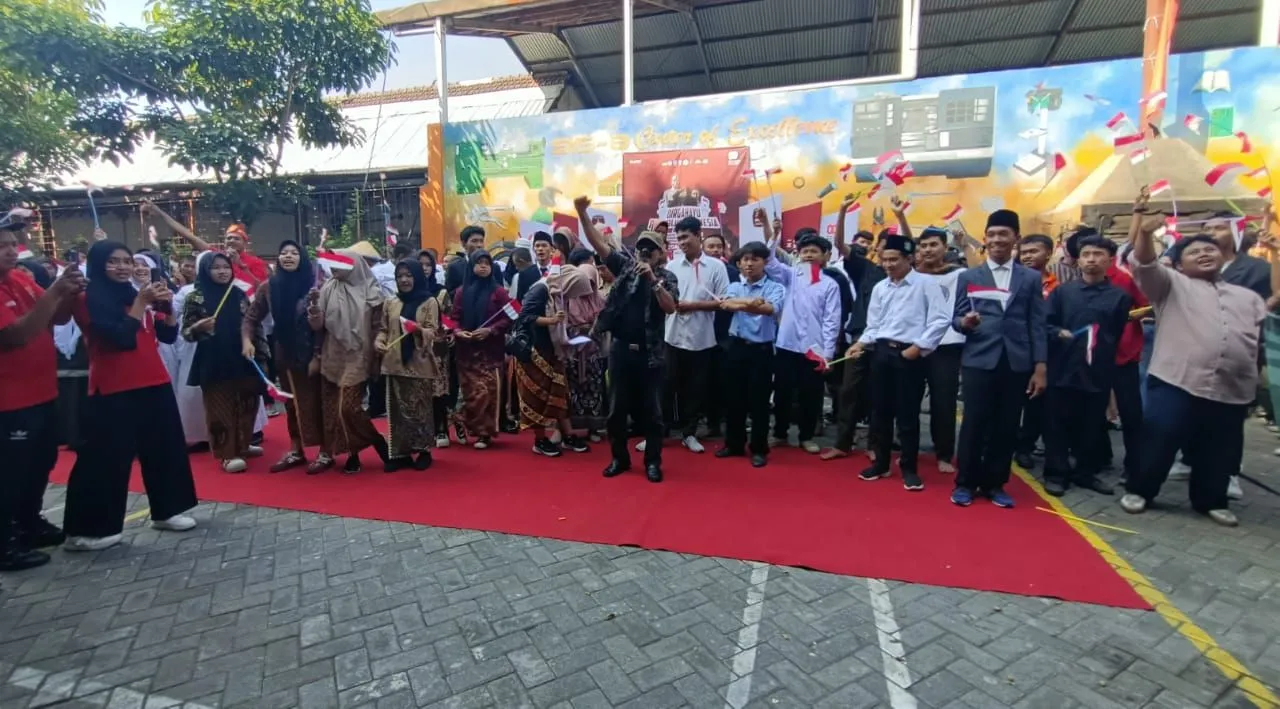 Dongkrak Rasa Nasionalisme dan Patriotisme di HUT RI, Siswa SMK YPM 8 Sidoarjo Gelar Teatrikal, Tanam Pohon dan Sayuran