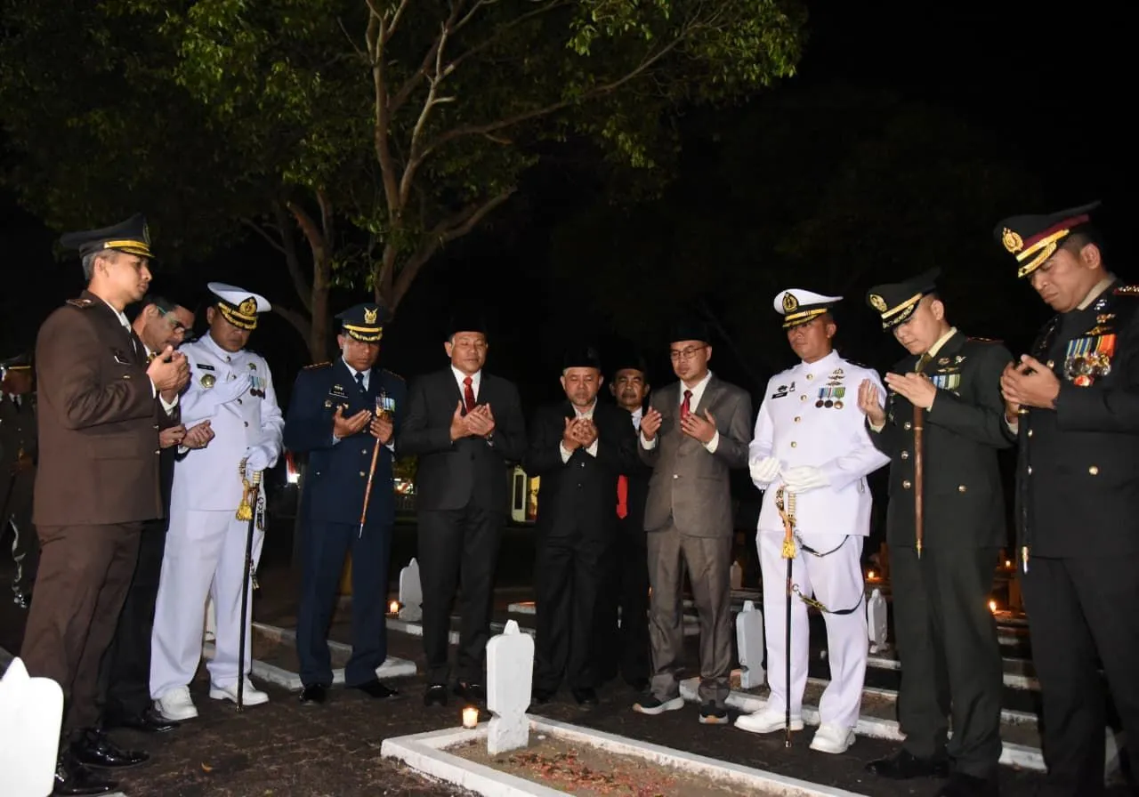 Beri Penghargaan Pahlawan Pendahulu, Bupati Sidoarjo Apel Kehormatan Saat Renungan Suci di TMP Kusuma Bangsa