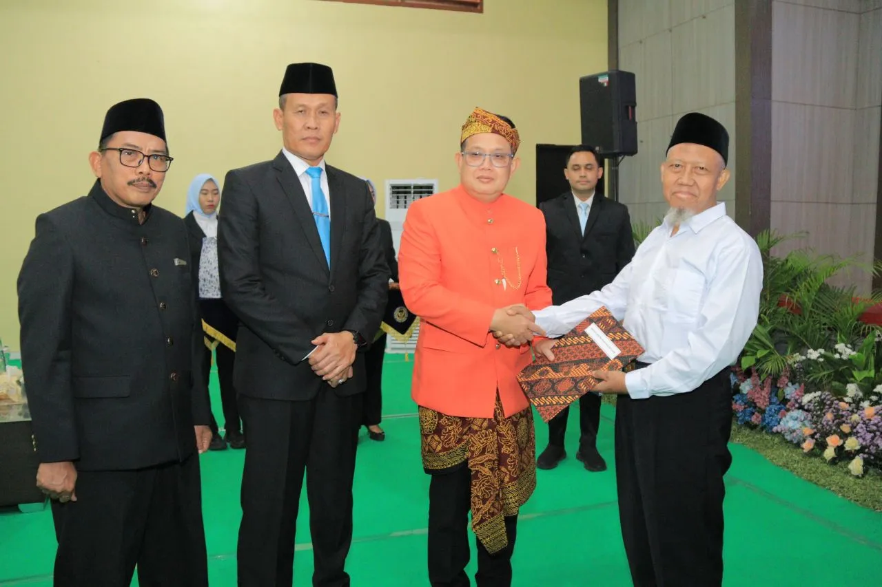 Kakanwil Ditjenpas Jatim Serahkan Remisi Umum 17 Agustus Sekaligus Dasawarsa Bagi Puluhan Ribu Warga Binaan