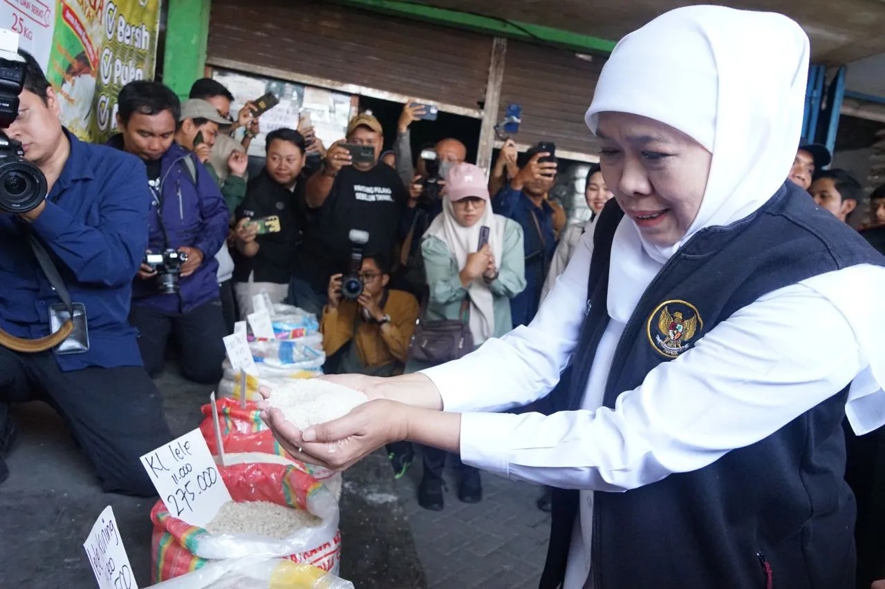 Pastikan Ketersediaan Pangan, Gubernur Jatim Tinjau Distribusi Beras SPHP Bulog di Pasar Larangan Sidoarjo