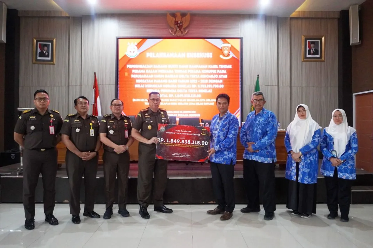 Diserahkan Kajari, Perumda Delta Tirta Terima Uang Pengembalian Barang Bukti Korupsi Pasang Baru Senilai Rp 1,8 Miliar
