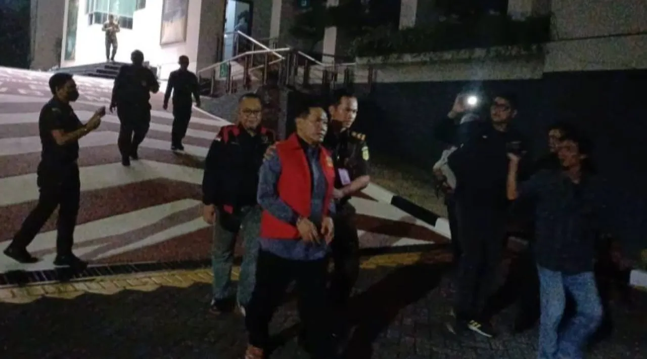 Diduga Terlibat Korupsi Pengadaan Barang untuk SMK Rp 179,9 Miliar, Mantan Pj Bupati Sidoarjo Ditahan Kejati Jatim