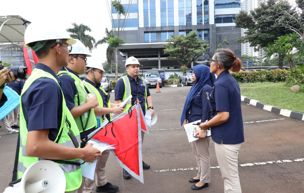 Simulasi kesiapsiagaan bencana gempa bumi dan kebakaran oleh PT Jasaraharja Putera