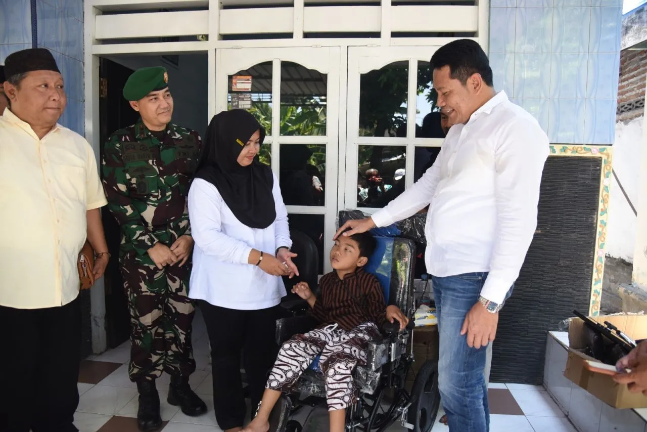 Menengok Kepedulian Bupati Sidoarjo Saat Blusukan Serahkan Kursi Roda untuk Tiga Warga Krian dan Tarik