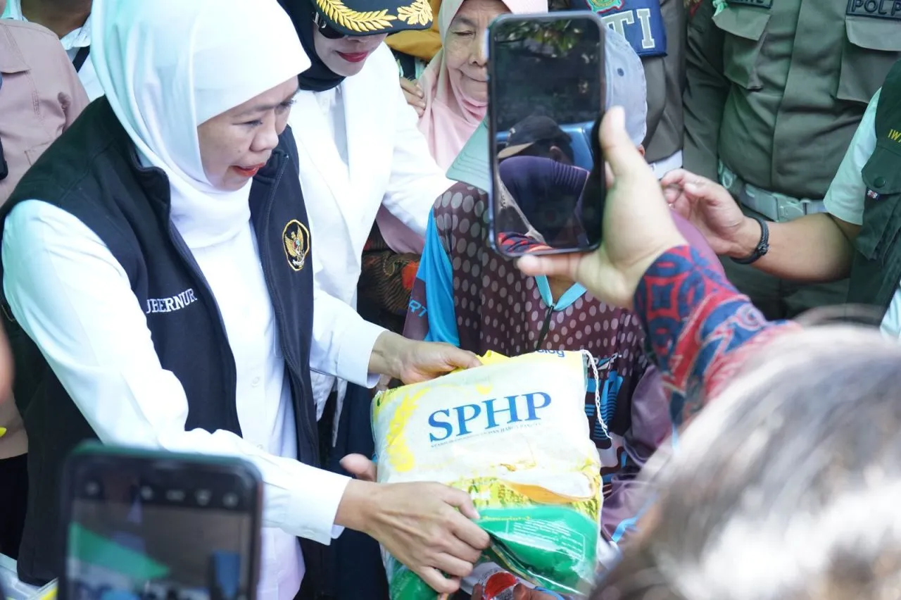 Gubernur Jatim Bersama Wabup Sidoarjo Cek Pasar Murah di Taman, Pastikan Stok dan Kelancaran Distribusi Aman