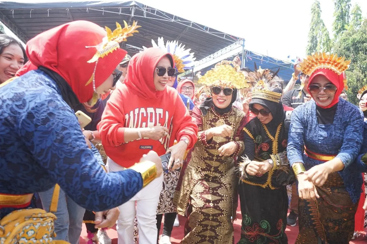 Wabup Sidoarjo Dukung Kreativitas Warga Bligo, Grogol dan Sidokerto Jaga Warisan Leluhur Budaya Saat Karnaval HUT RI