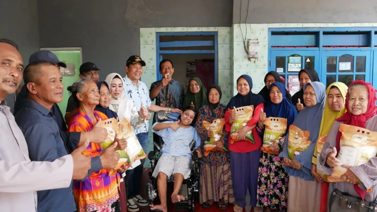 Bupati Sidoarjo Serahkan Bantuan Kursi Roda Bagi 3 Penyandang Disabilitas di Buduran