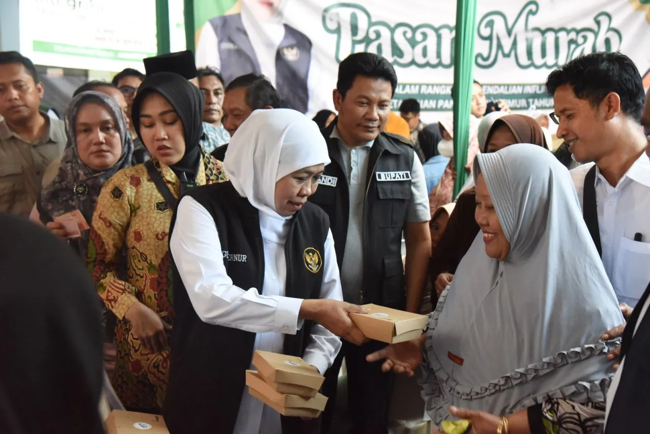 Ajak UMKM Ikut Berjualan, Bupati Sidoarjo Kembali Dampingi Gubernur Jatim Tinjau Pasar Murah di Waru