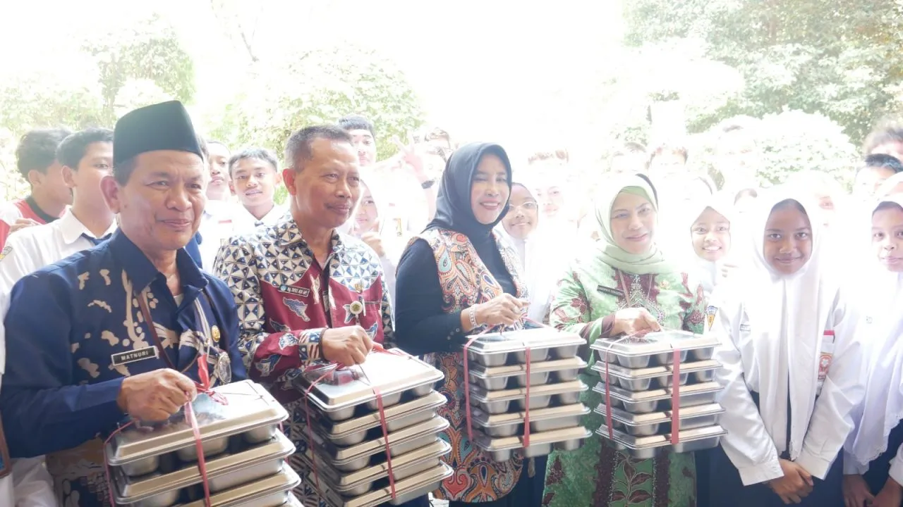 Usai Cek di SMP Negeri 1 dan SMP Negeri 2, Wabup Sidoarjo Pastikan Menu Program MBG Aman Dikonsumsi Pelajar