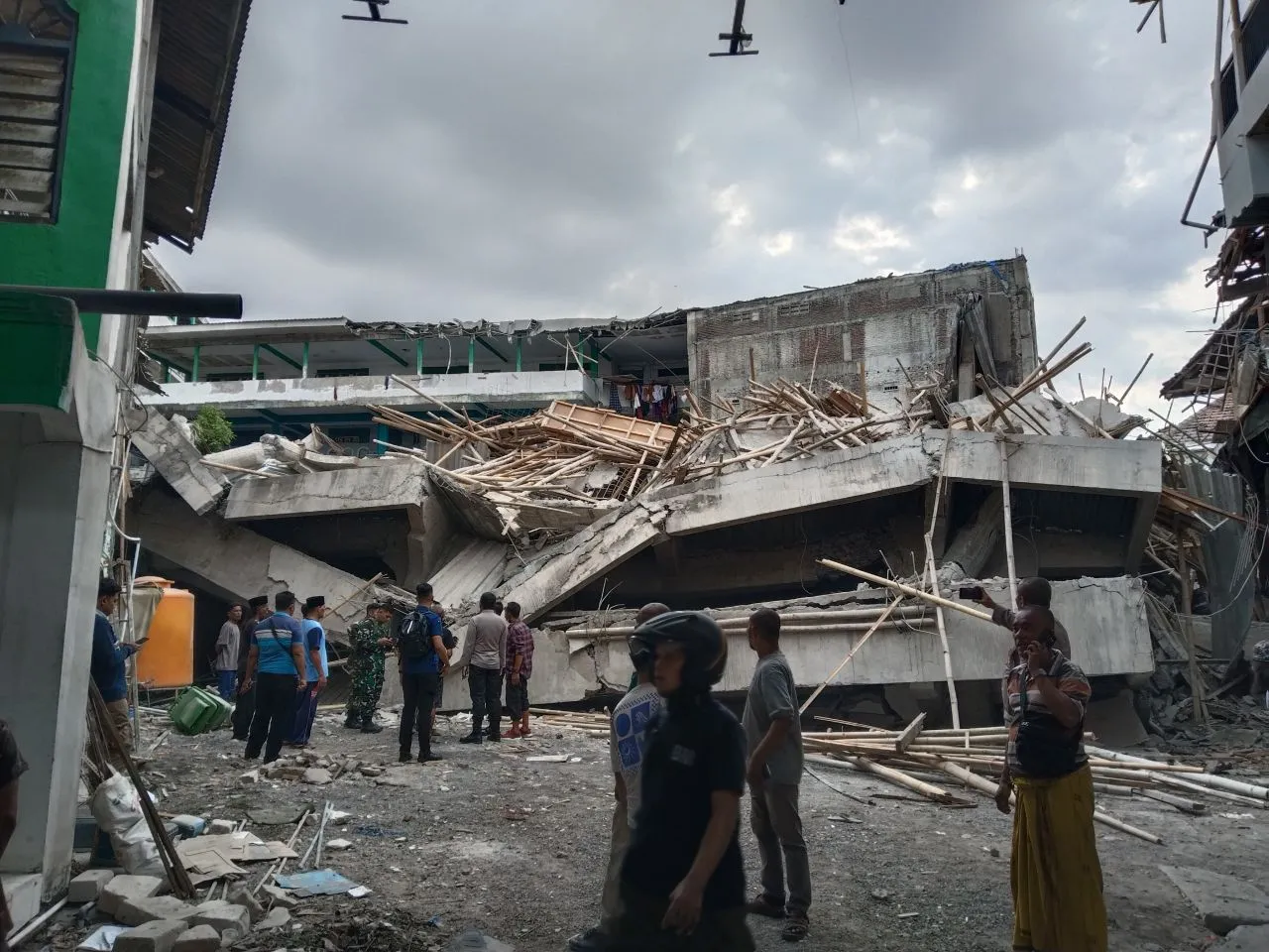 Bangunan Ponpes Al Khoziny Buduran Ambruk, Puluhan Santri Dievakuasi Mobil Ambulance ke Rumah Sakit