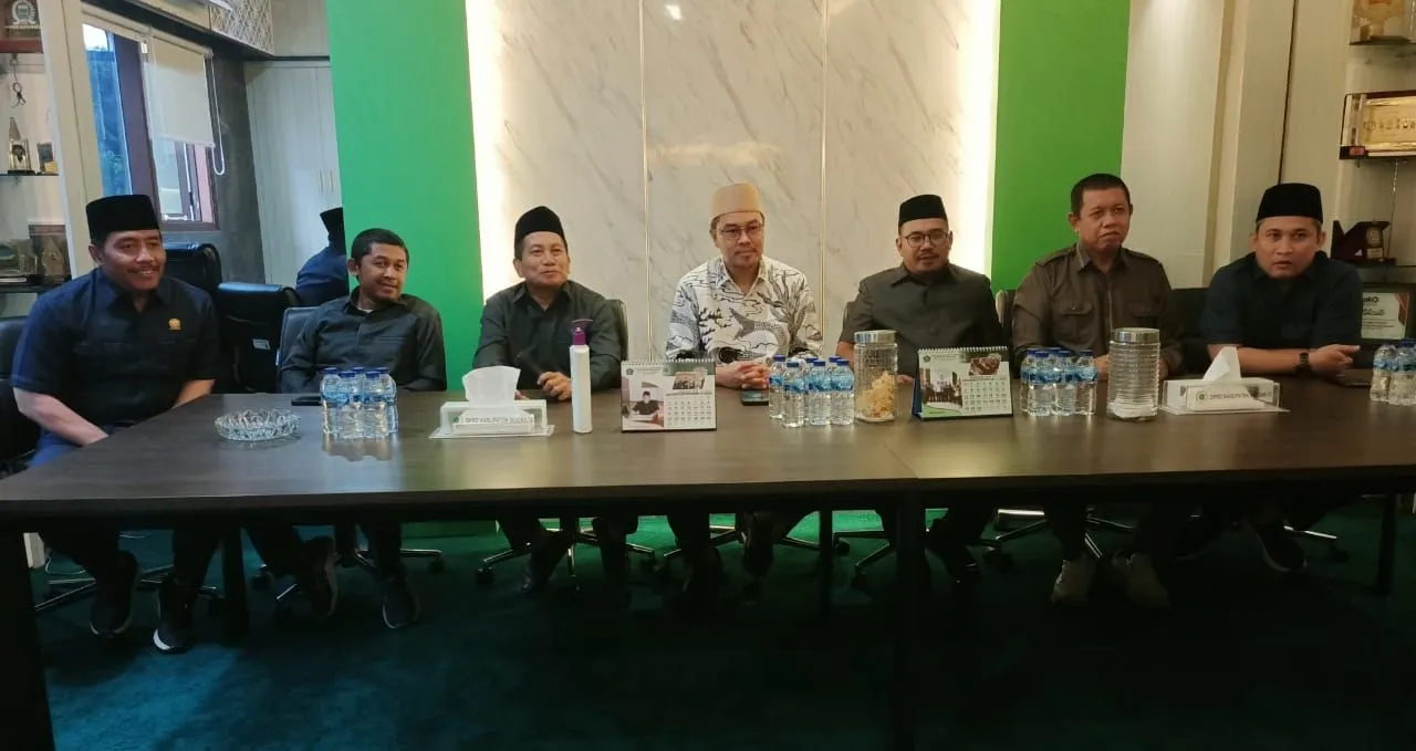 KETERANGAN - Ketua DPRD Sidoarjo Abdillah Nasih yang juga Ketua DPC PKB Sidoarjo bersama anggota Fraksi PKB menyampaikan keterangan soal pembukaan posko dan donasi atas musibah ambruknya Musala Ponpes Putra Al Khoziny Buduran, Sidoarjo, Selasa (30/09/2025