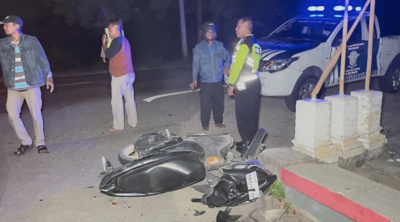 Vario Tabrak Truk Belok Masuk Gang di Ngawi, Warga Blora Tewas
