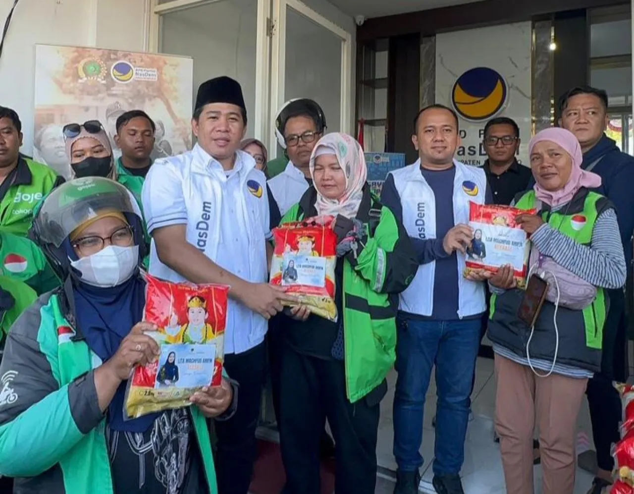 Dekat dengan Masyarakat, DPD Partai NasDem Sidoarjo Bagikan 300 Paket Beras dan Beasiswa Bagi Driver Ojol Kota Delta