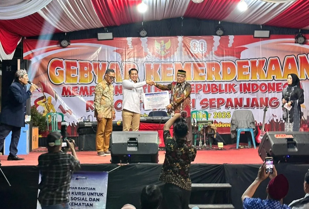 Wujudkan Janji Politik, Zakaria Dimas Serahkan Bantuan Tenda dan Kursi untuk Fasilitas Sosial Warga Sepanjang Taman