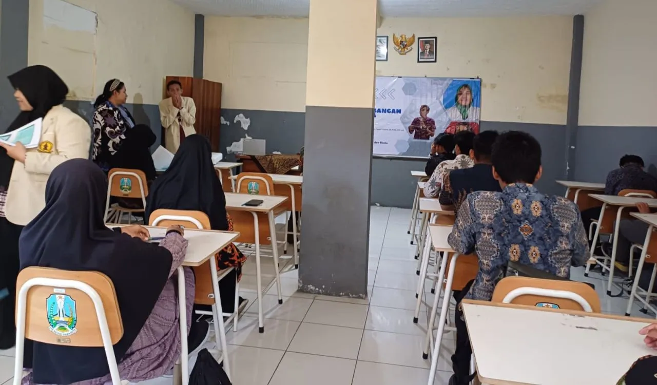 Dongkrak Kreativitas Belajar Siswa SMA Ibnu Sina Malang, Tim Penmas UWKS Dorong Pemanfaatan Aplikasi Canva AI