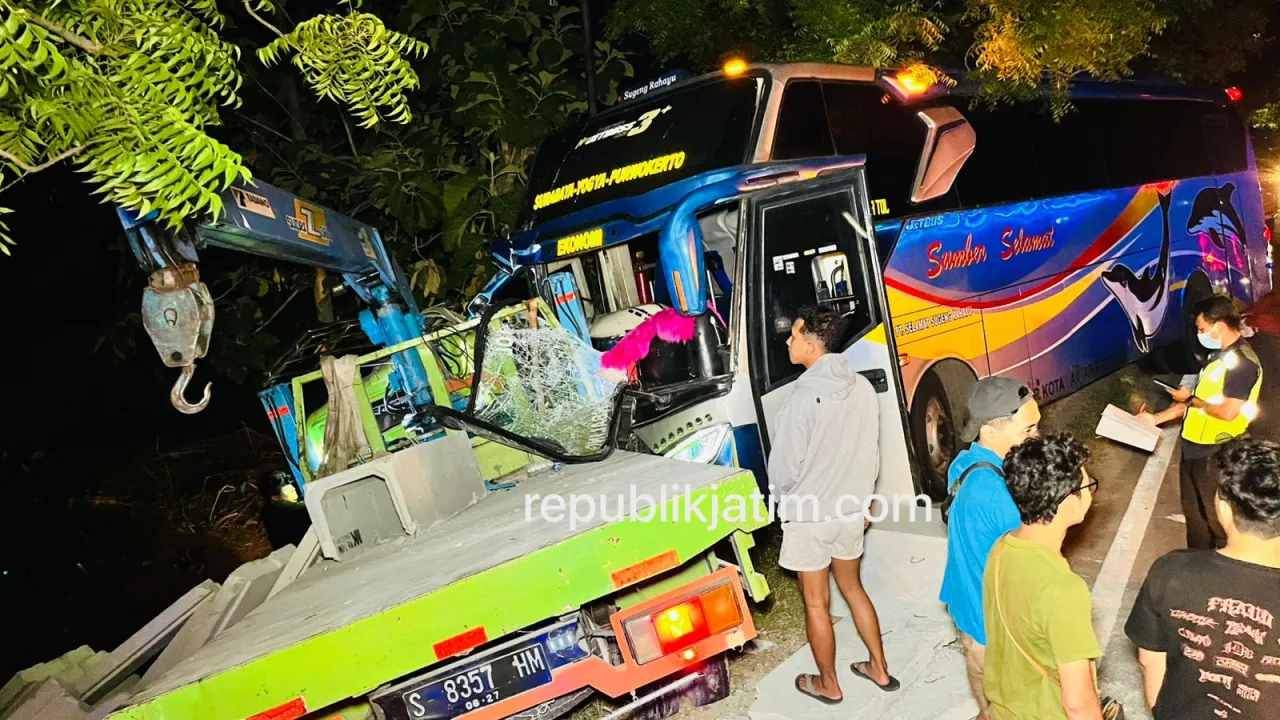Bus Sumber Selamat Tabrak Truk di Ngawi, 3 Orang Luka