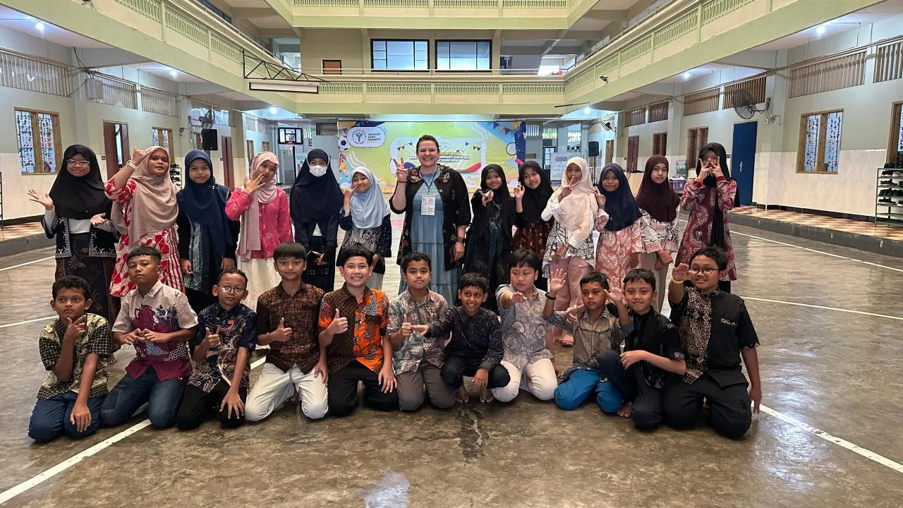 Siswa SD Al Muslim Bangun Kemitraan Global, Kenalkan Batik Khas Indonesia ke Guru Perwakilan Asal Australia
