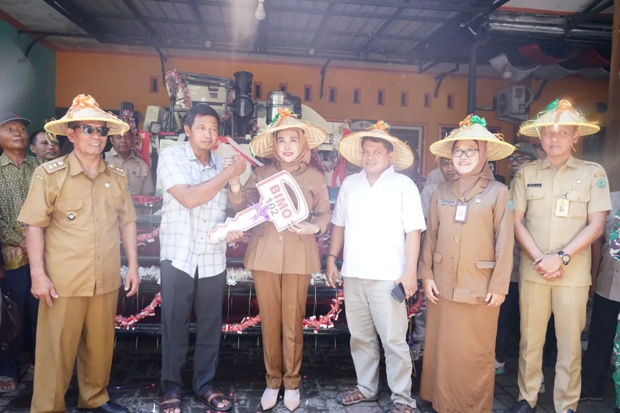 Dongkrak Efisiensi Hasil Pertanian, Wabup Sidoarjo Serahkan Bantuan Combine Harvester untuk Petani Sukodono