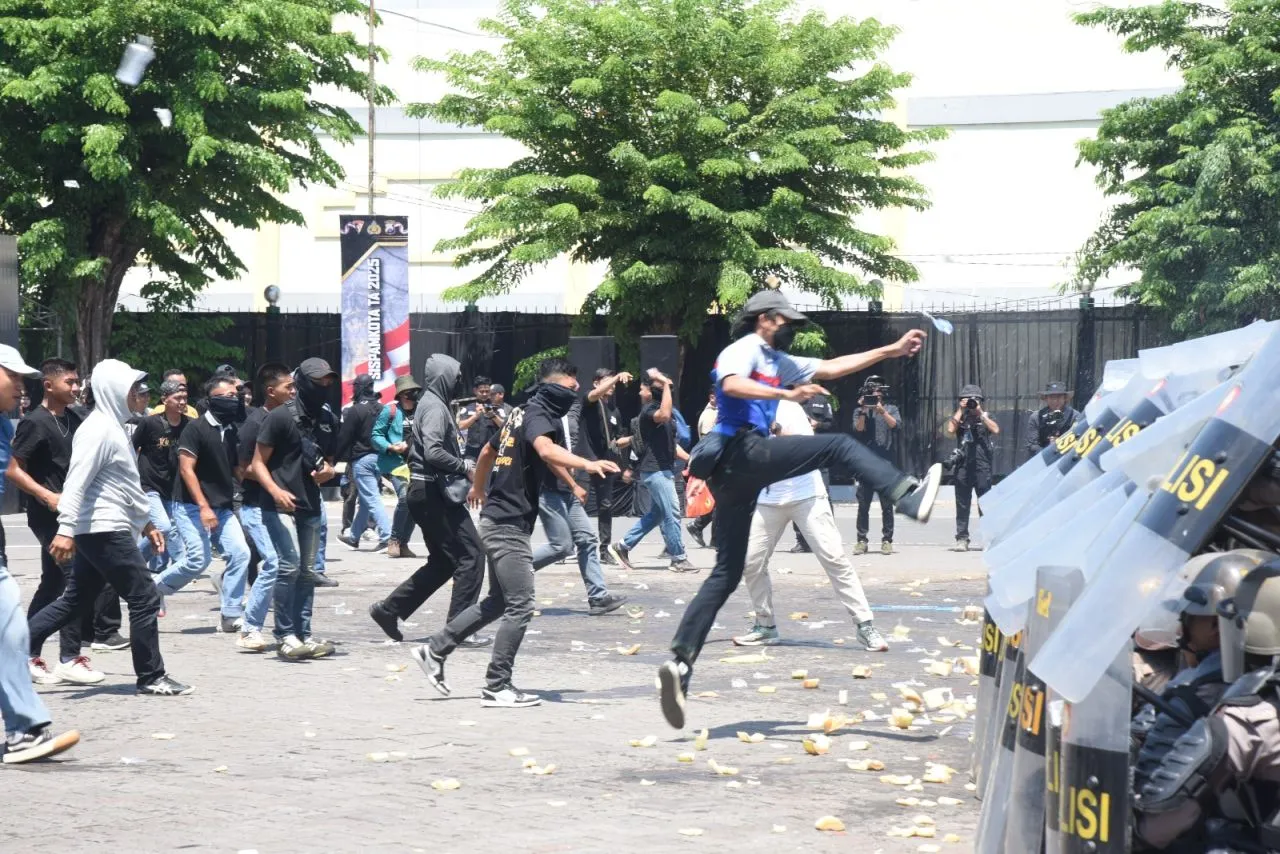 Agar Polisi Siap Setiap Saat Ketika Dibutuhkan, Polda Jatim Simulasi Sispamkota di GOR Sidoarjo