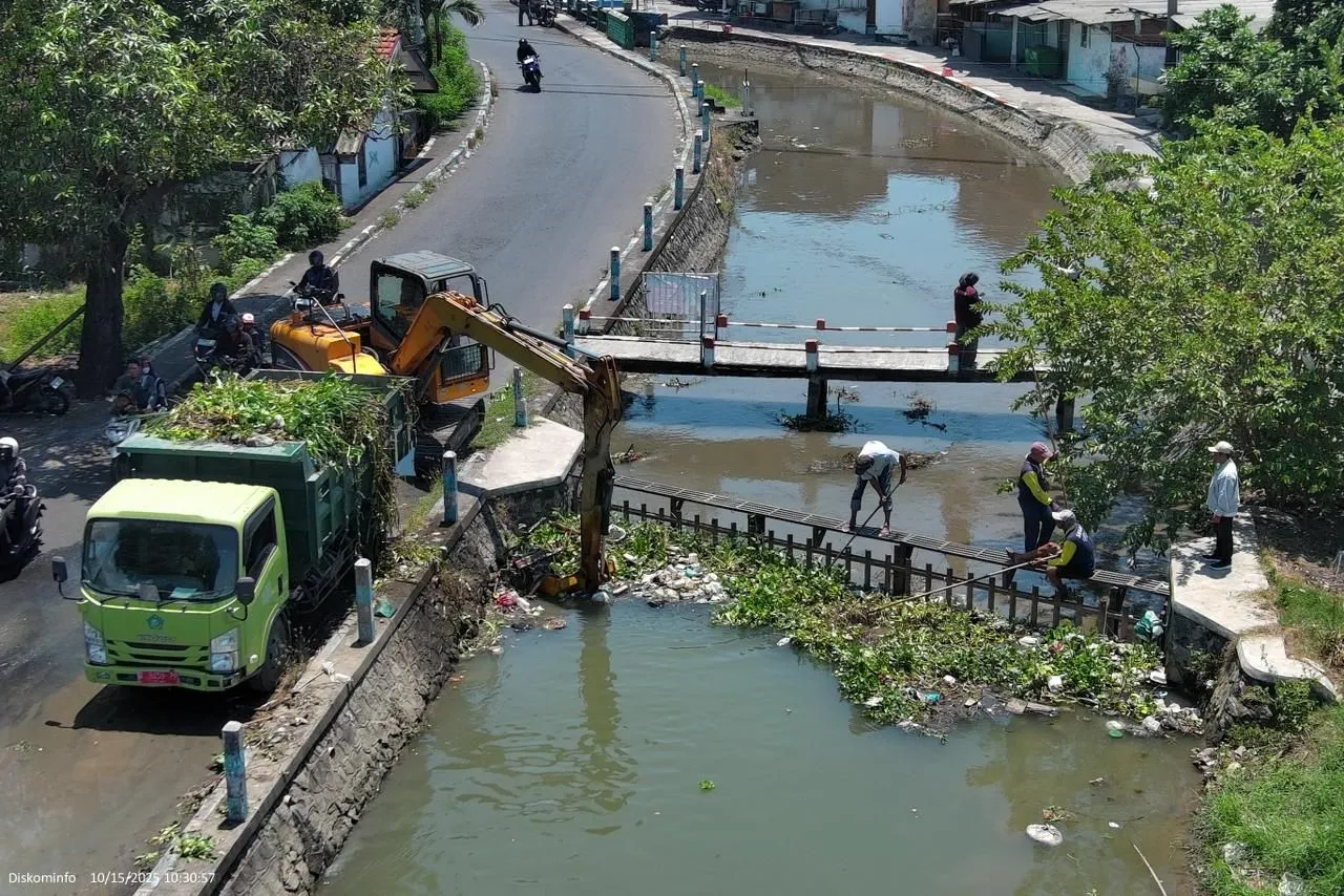 Jaga Kebersihan, Pemkab Sidoarjo Rutin Bersihkan Sampah Penyumbat Saringan Sungai di Gedangan