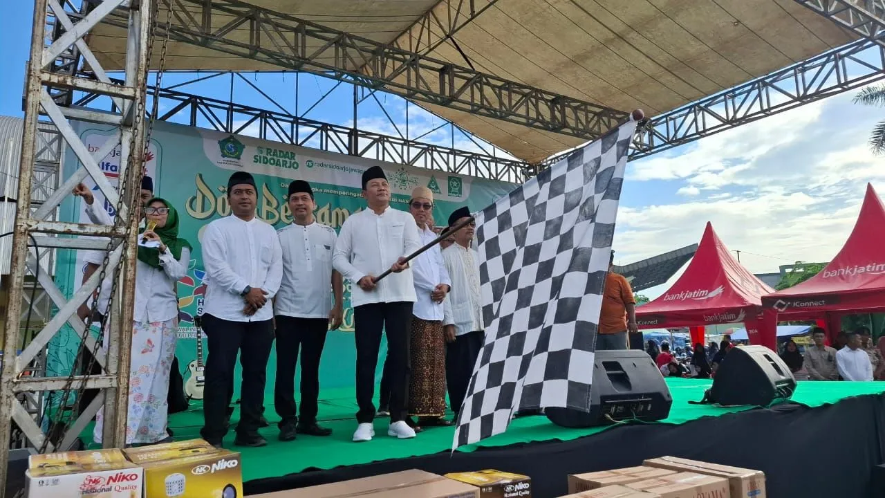 Peringati HSN 2025, Bupati Sidoarjo Subandi Lepas Ribuan Peserta Mlaku Bareng Santri Sekaligus Festival UMKM