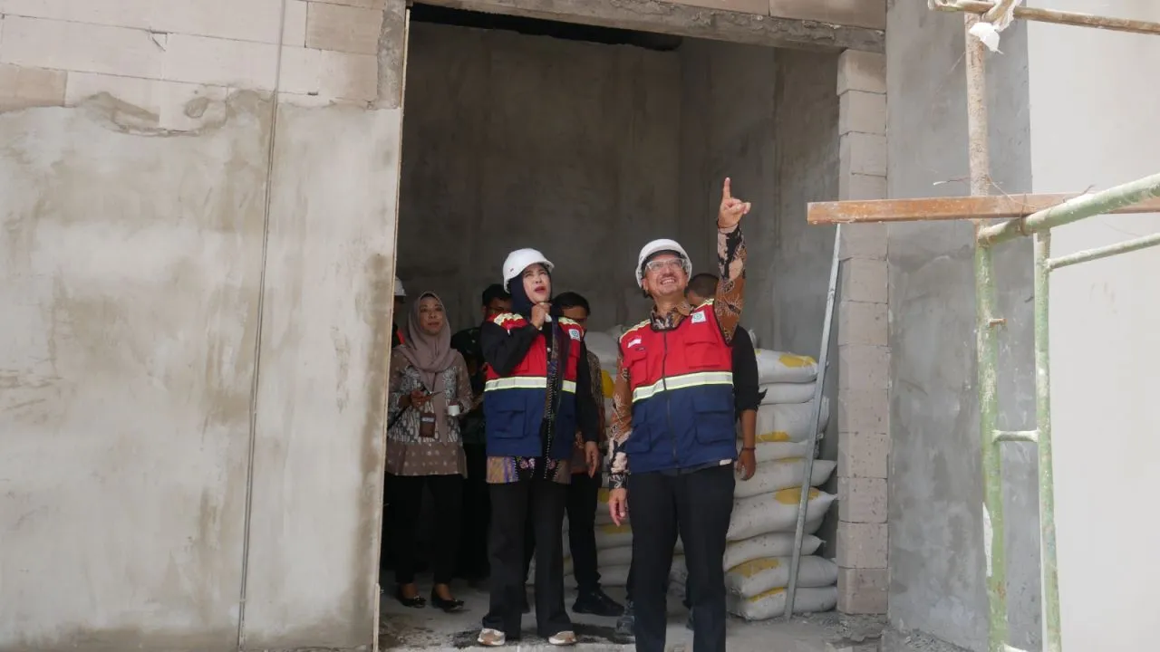 SIDAK - Wakil Bupati (Wabup) Sidoarjo, Mimik Idayana melaksanakan Inspeksi Mendadak (Sidak) pelayanan dan progres proyek fisik di Rumah Sakit Umum Daerah (RSUD) Sidoarjo Barat (Sibar) Selasa (04/11/2025).