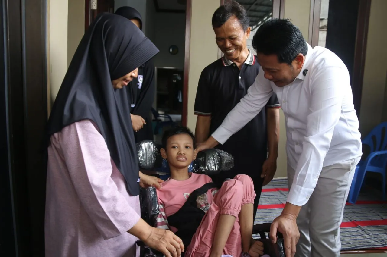 Prihatin, Bupati Sidoarjo Serahkan Bantuan Kursi Roda untuk Gadis 16 Tahun Lumpuh Sejak Kecil Asal Waru
