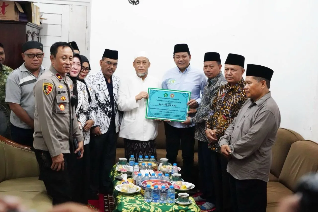 Bupati Sidoarjo Serahkan Donasi dari Para ASN Rp 1,38 Miliar ke Ponpes Al Khoziny Buduran
