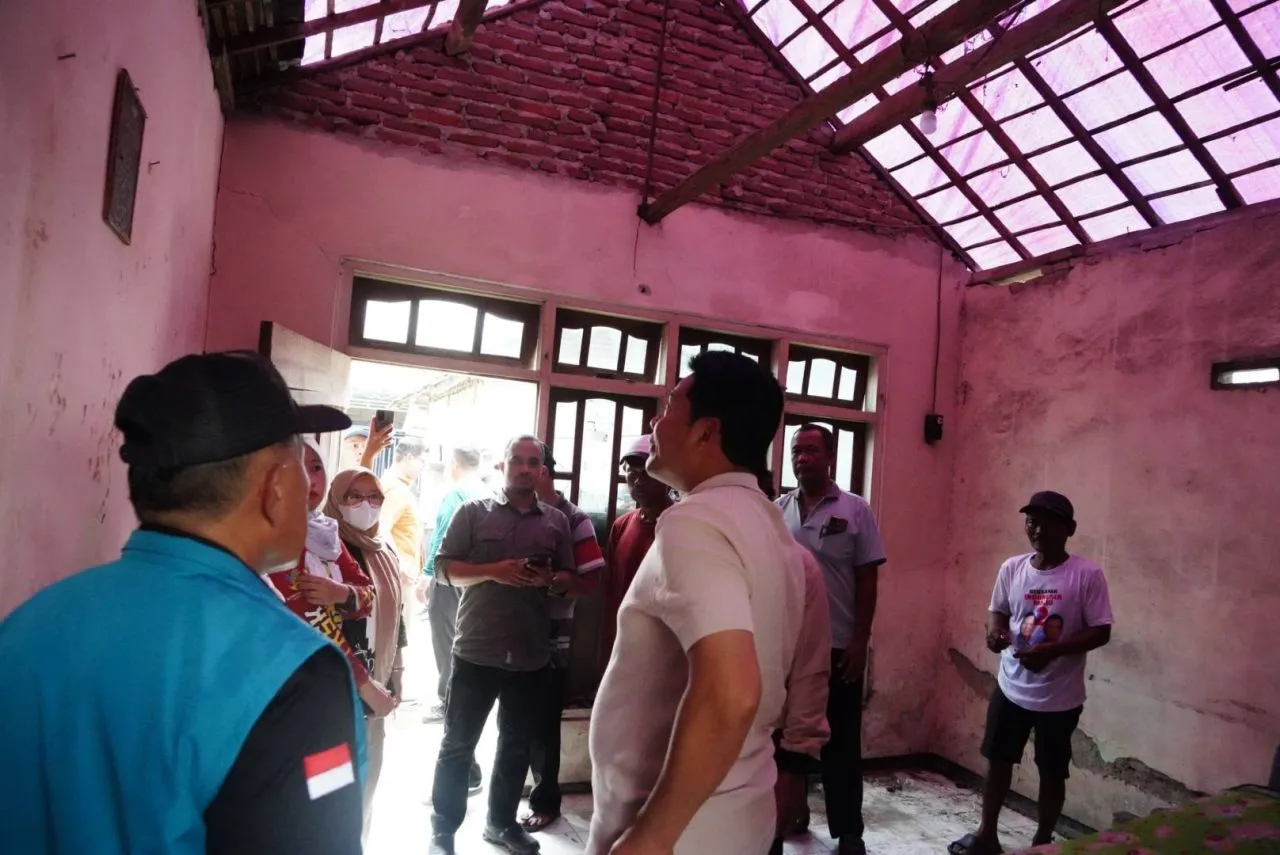 Bupati Sidoarjo Pastikan Bantuan Renovasi Tiga Rumah Warga Miskin di Tarik dan Waru Dipercepat