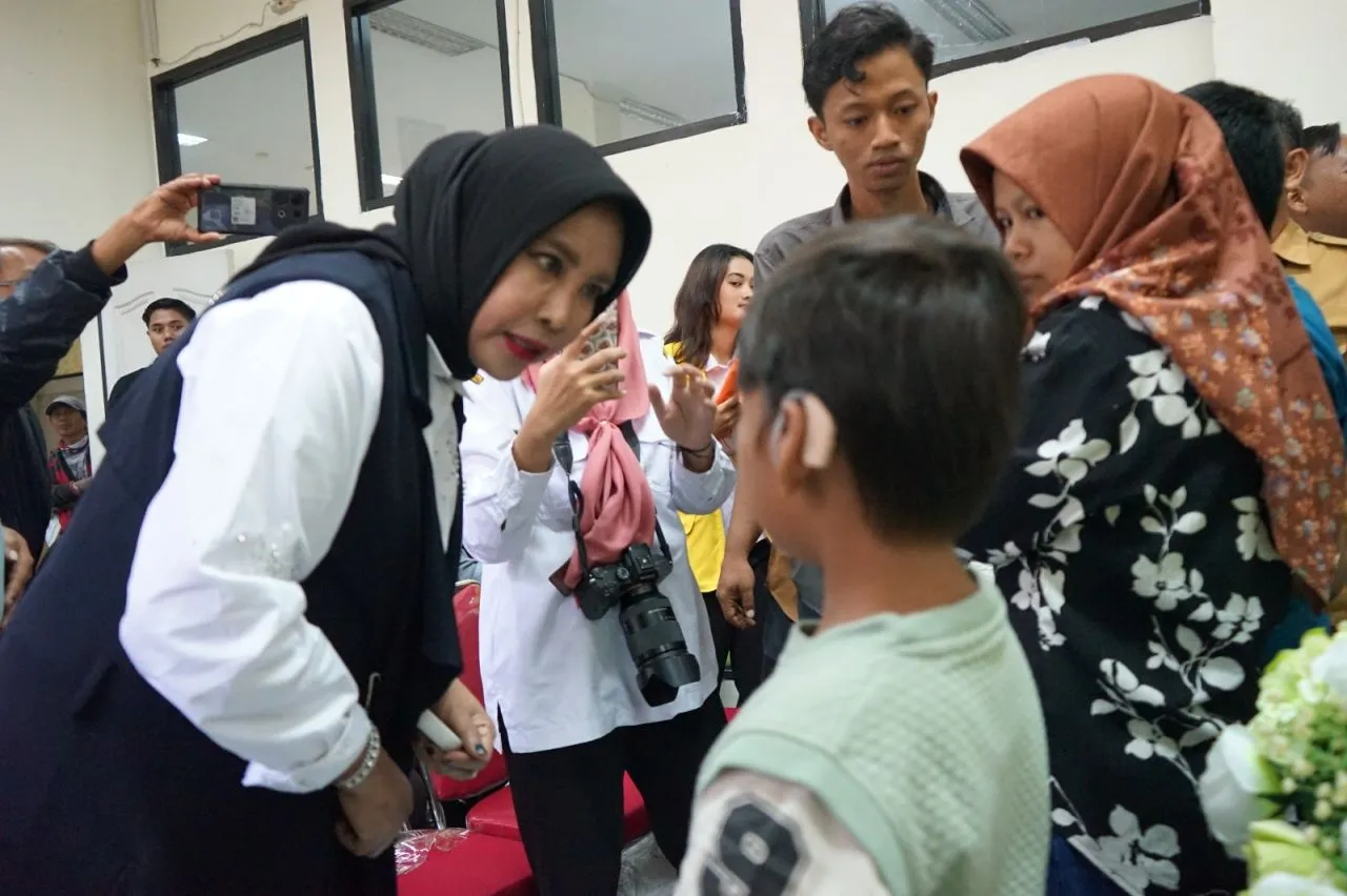 Wabup Sidoarjo Serahkan Alat Bantu Dengar untuk 27 Tuna Rungu di Kota Delta