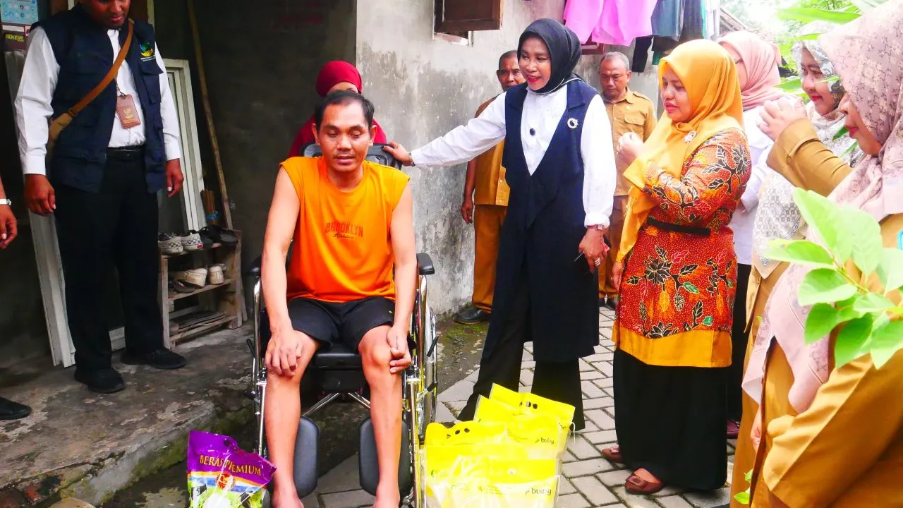 Wujud Nyata Kepedulian Pemkab Sidoarjo, Tiga Warga Dapat Bantuan Kursi Roda