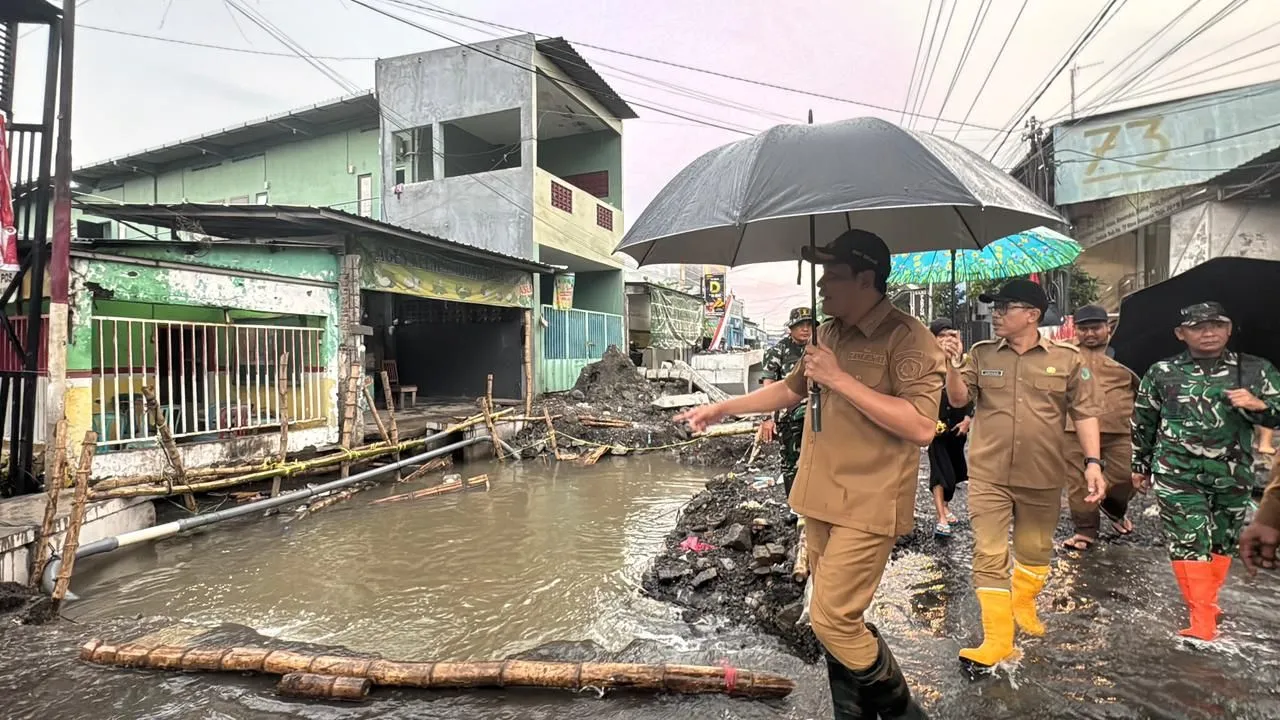 Banjir Perbatasan Tambaksawah - Tambakrejo Tak Kunjung Surut, Bupati Sidoarjo Pastikan Dipicu Sampah dan Bangli