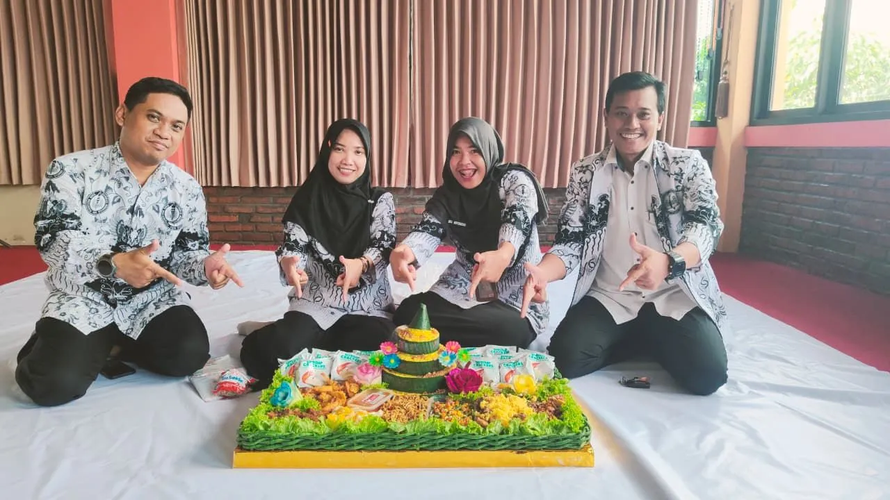 Tumpeng dari Bupati Sidoarjo untuk Guru dan Pengurus PGRI Bentuk Perhatian Bagi Pahlawan Tanpa Tanda Jasa