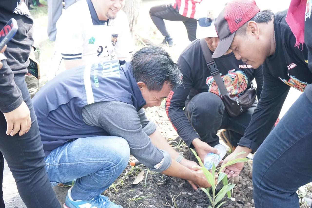 Jaga Kelestarian Lingkungan, Kecamatan Tulangan Kerjasama dengan DLHK Sidoarjo Tanam 8.000 Bibit Pohon