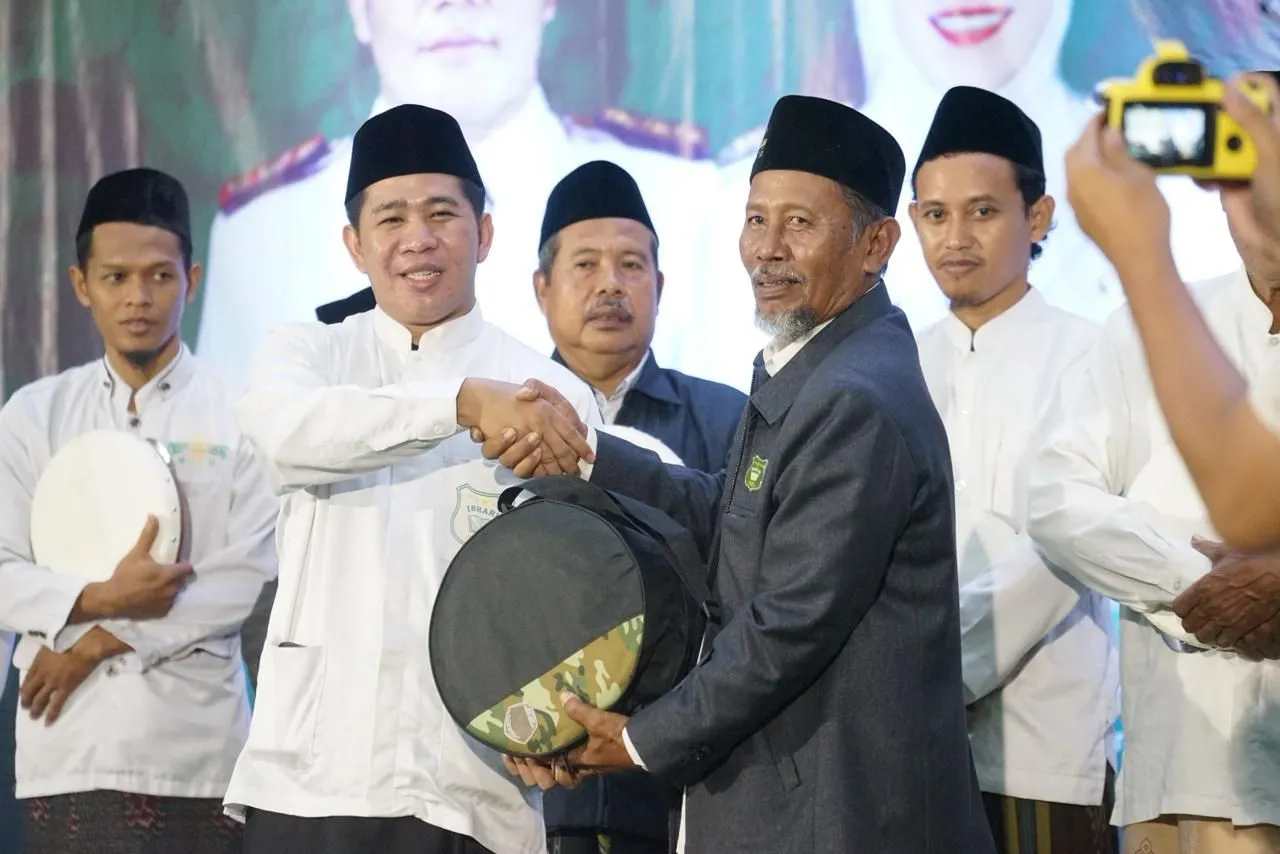 PerKuat Syiar Shalawat di Sidoarjo, Bersamaan Lailatul Ishari Zakaria Dimas Serahkan 18 Hadrah Bagi Seluruh PAC
