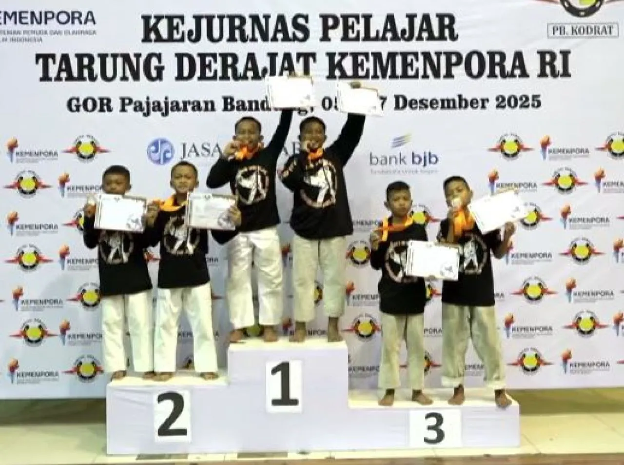 Borong Medali, 4 Atlet Kodrat Sidoarjo Harumkan Sidoarjo di Kejurnas Pelajar Tarung Derajat Kemenpora RI 2025 di Bandung