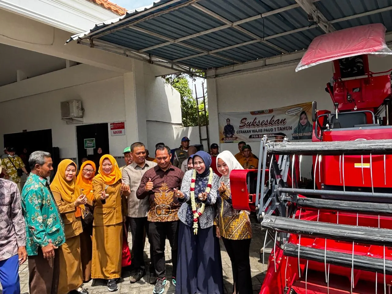 Bercita - Cita Jadikan Petani Makmur, Wabup Sidoarjo Serahkan Bantuan Alsintan untuk Gapoktan Tarik
