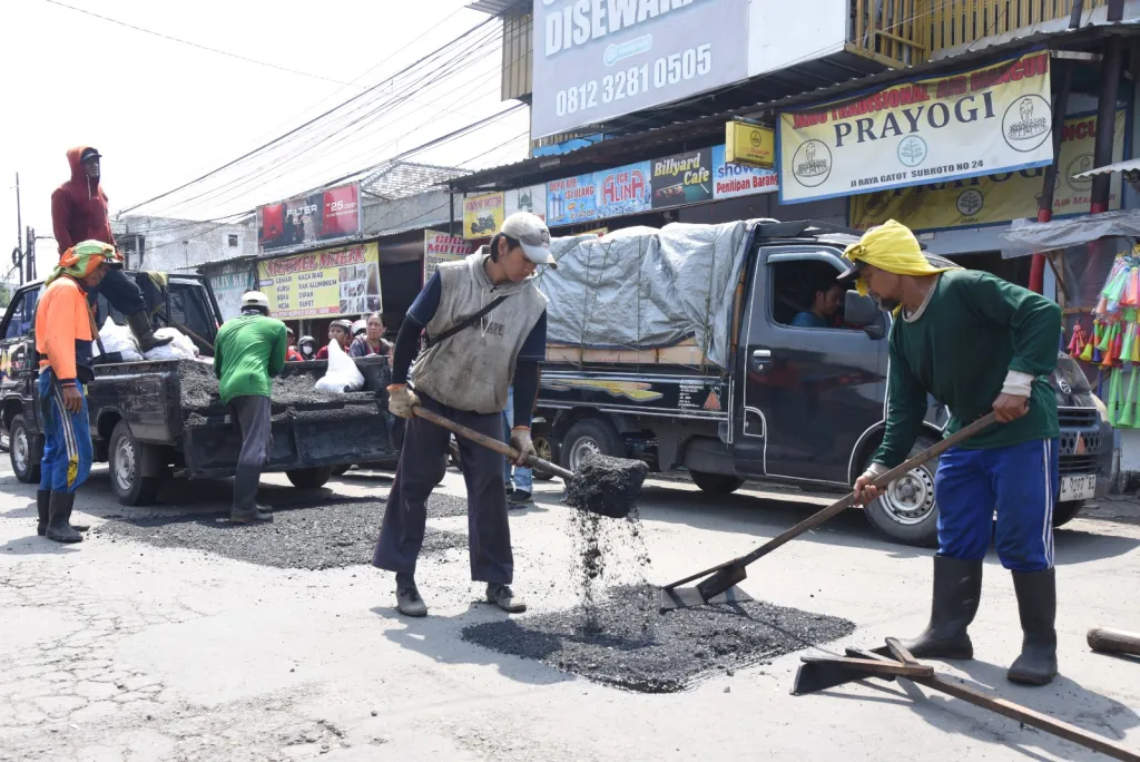 Wabup Sidoarjo Pantau Satgas Jalan Dinas PUBM Sidoarjo Perbaiki Jalan Rusak di Beberapa Titik Juga di Pasar Larangan