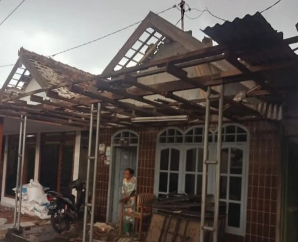 Hujan Angin Terjang Tiga Wilayah Kecamatan Akibatkan Puluhan Rumah Rusak, Terparah di Prasung Buduran
