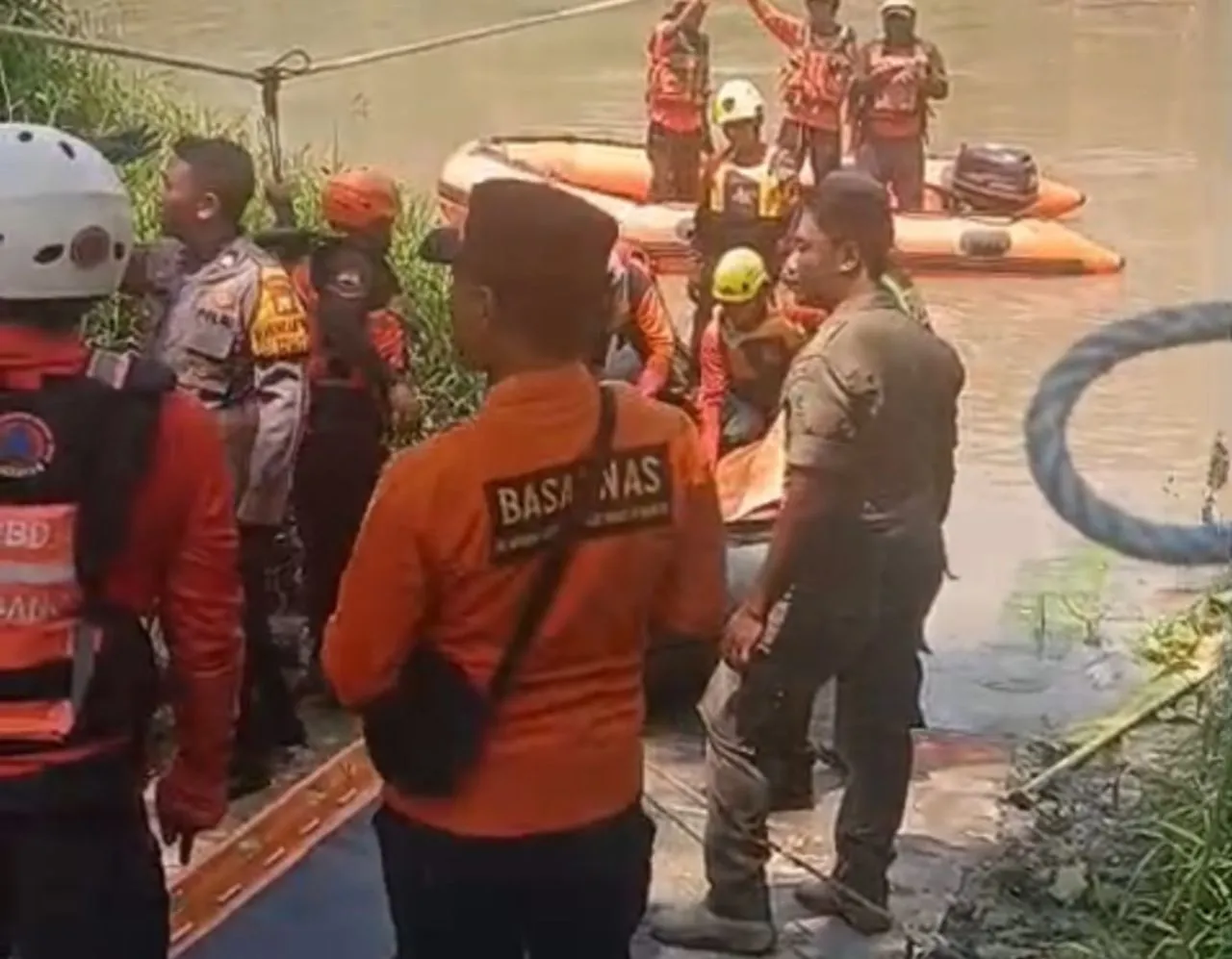 EVAKUASI - Upaya pencarian selama lima hari terhadap Ferdinand Junior Ilot (14) siswa SMP yang hilang terseret arus Sungai Kalimas, Kecamatan Krian, Sidoarjo, akhirnya membuahkan hasil, Rabu (10/12/2025).