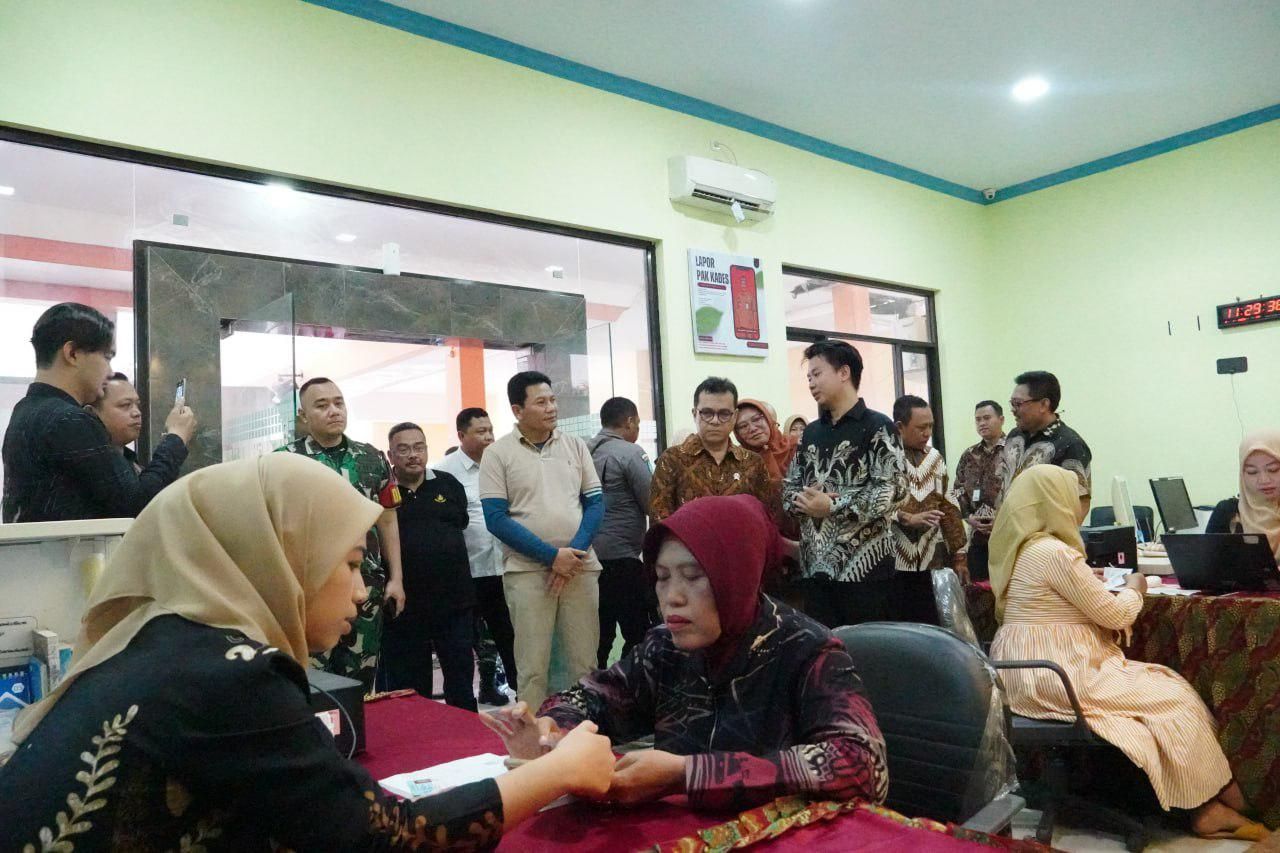 KUNJUNGAN - Plt Bupati Sidoarjo Subandi mendampingi salah satunya Desa Digital Desa Tambak Kalisogo, Kecamatan Jabon, Sidoarjo yang dikunjungi Wamen Komdigi Republik Indonesia, Nezar Patria, Jumat (03/01/2025).