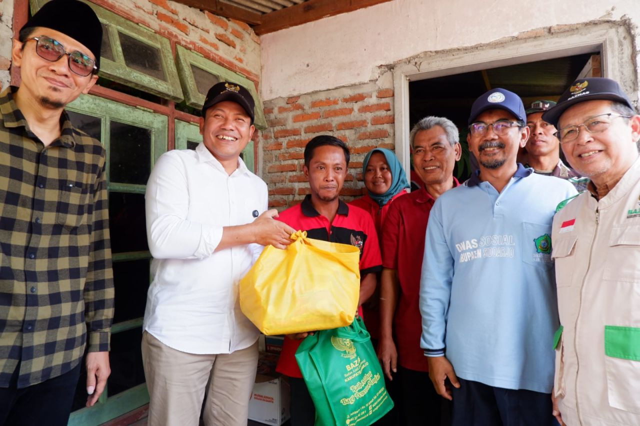 RTLH - Plt Bupati Sidoarjo, Subandi bersama Badan Amil Zakat Nasional (Baznas) dan Dinas Sosial (Dinsos) langsung turun tangan mengecek dua rumah warga yang membutuhkan perhatian khusus di Kecamatan Balongbendo dan Kecamatan Taman, Sabtu (04/01/2025).